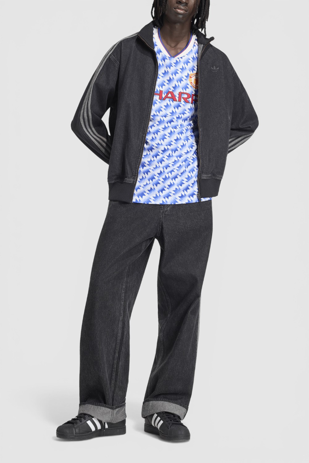 תמונת כל הלוק של חולצת כדורגל בגזרה משוחררת